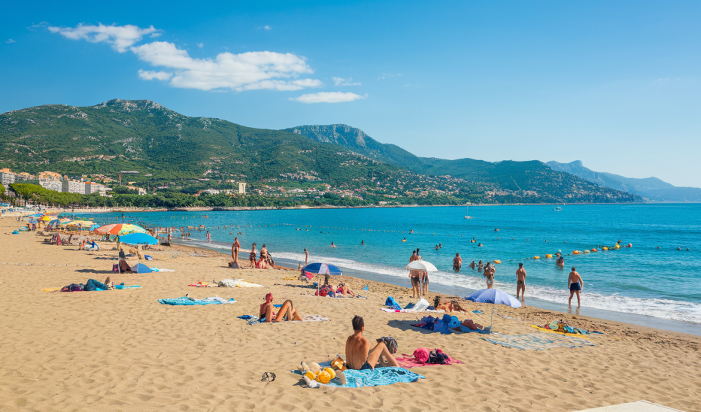 plage-ensoleillee-menton-mer-montagnes