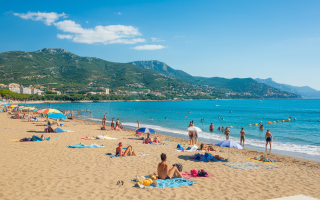 plage-ensoleillee-menton-mer-montagnes
