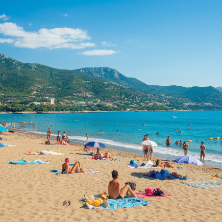 plage-ensoleillee-menton-mer-montagnes