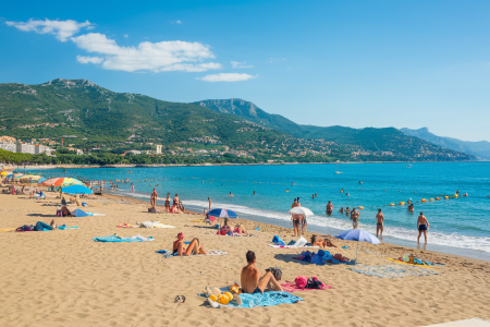 plage-ensoleillee-menton-mer-montagnes