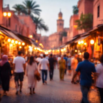 rue-marrakech-batiments-colores-passants