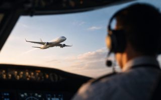 avion-moderne-ciel-clair-nuages