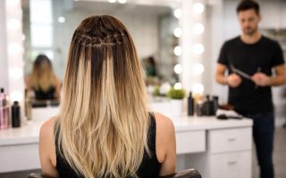 femme-salon-coiffure-extensions-miroir