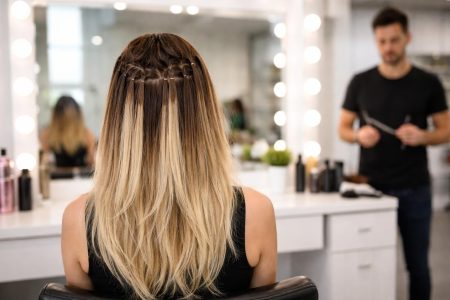 femme-salon-coiffure-extensions-miroir