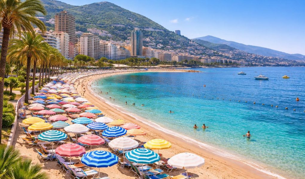 plage-larvotto-eaux-parasols-palmiers