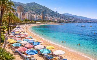 plage-larvotto-eaux-parasols-palmiers