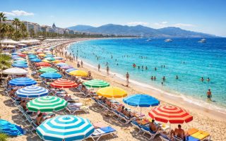 plage-cannes-parasols-transats-montagnes