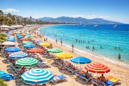 plage-cannes-parasols-transats-montagnes