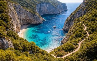 crique-secrete-falaises-eau-bleue
