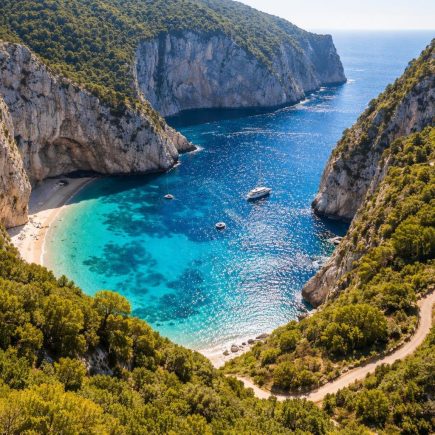crique-secrete-falaises-eau-bleue
