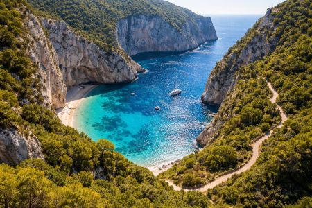 crique-secrete-falaises-eau-bleue