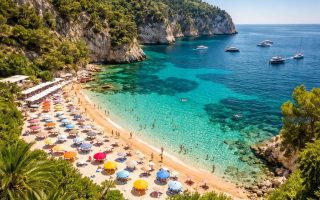 plage-mala-sable-eaux-turquoise-parasols
