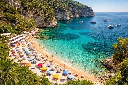 plage-mala-sable-eaux-turquoise-parasols