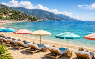 plage-marquet-transats-parasols-collines