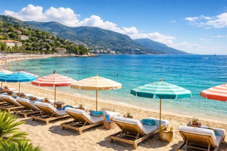 plage-marquet-transats-parasols-collines