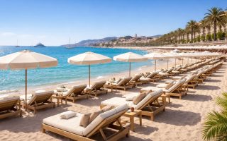 plage-cannes-chaises-longues-parasols-mer